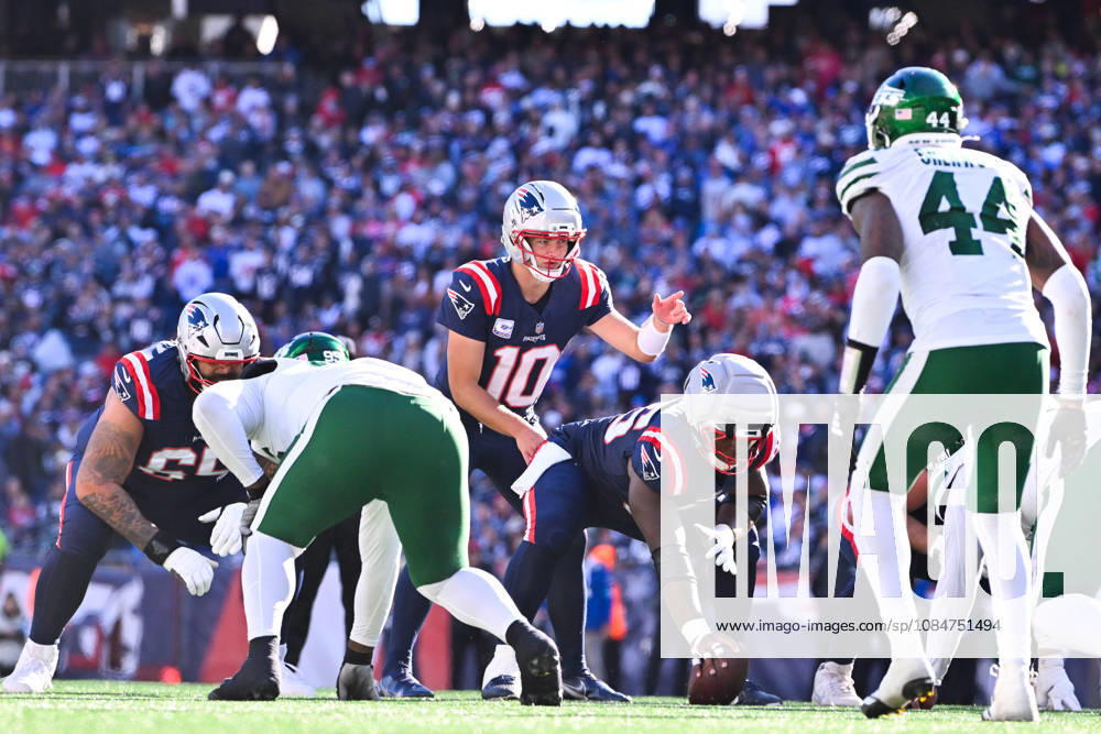 Oct 18, 2026; Foxborough, MA, USA; New England Patriots quarterback Drake Maye (10) signals during the second half against the New York Jets at Gillette Stadium. Mandatory Credit: -Cal Media NFL, American Football Herren, USA 2026: Jets Vs Patriots OCT 18 - ZUMAc04_ 20261018_zma_c04_066