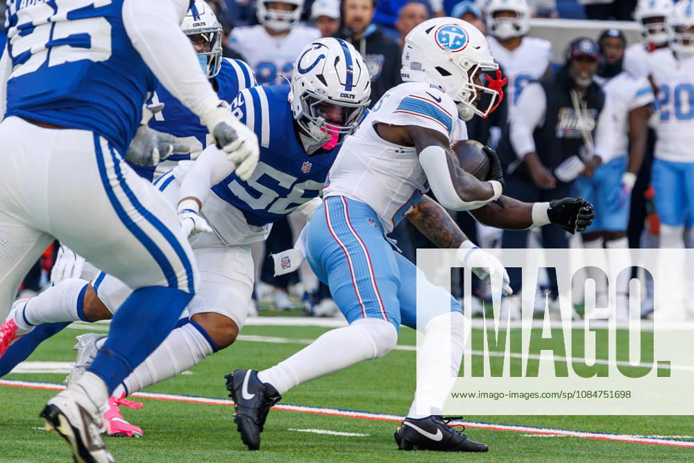 Indianapolis, Indiana, U.S: Tennessee Titans running back Tyjae Spears (2) carries the ball and is tackled by Indianapolis Colts linebacker Austin Ajiake (58) during the game between the Tennessee Titans and the Indianapolis Colts at Lucas Oil Stadium, Indianapolis, Indiana. NFL, American Football Herren, USA 2026 Titans 26-20 Colts - ZUMAs304 20261018_zaf_s304_011