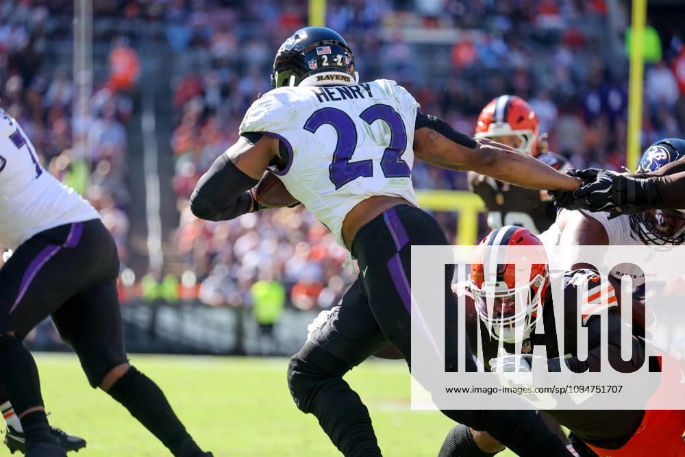 CLEVELAND, OH - OCTOBER 18: Baltimore Ravens running back Derrick Henry (22) carries the football during the second quarter of the National Football League game between the Baltimore Ravens and Cleveland Browns on October 18, 2026, at Huntington Bank Field in Cleveland, OH. (Photo by Frank Jansky Icon Sportswire) NFL, American Football Herren, USA OCT 18 Ravens at Browns Icon261018050