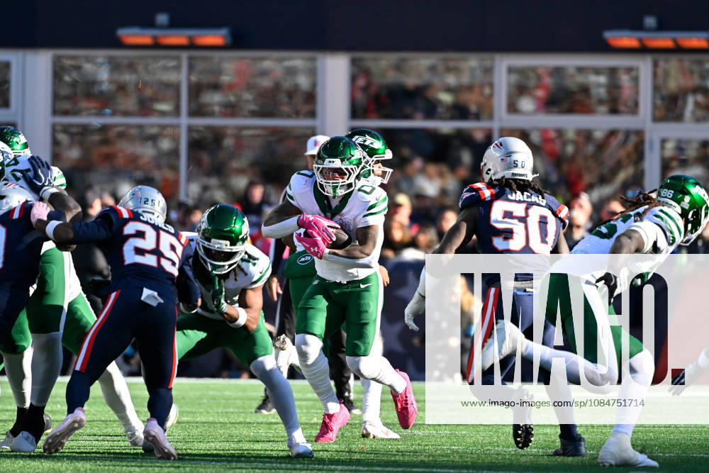 Oct 18, 2026; Foxborough, MA, USA; New York Jets running back Braelon Allen (0) runs the ball against the New England Patriots during the second half at Gillette Stadium. Mandatory Credit: -Cal Media NFL, American Football Herren, USA 2026: Jets Vs Patriots OCT 18 - ZUMAc04_ 20261018_zma_c04_069