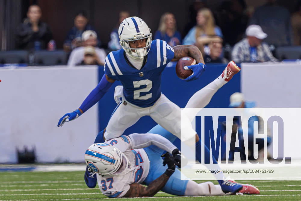 Indianapolis, Indiana, U.S: Indianapolis Colts wide receiver Josh Downs (2) runs after catching a pass and is hit by Tennessee Titans safety Amani Hooker (37) during the game between the Tennessee Titans and the Indianapolis Colts at Lucas Oil Stadium, Indianapolis, Indiana. NFL, American Football Herren, USA 2026 Titans 26-20 Colts - ZUMAs304 20261018_zaf_s304_024