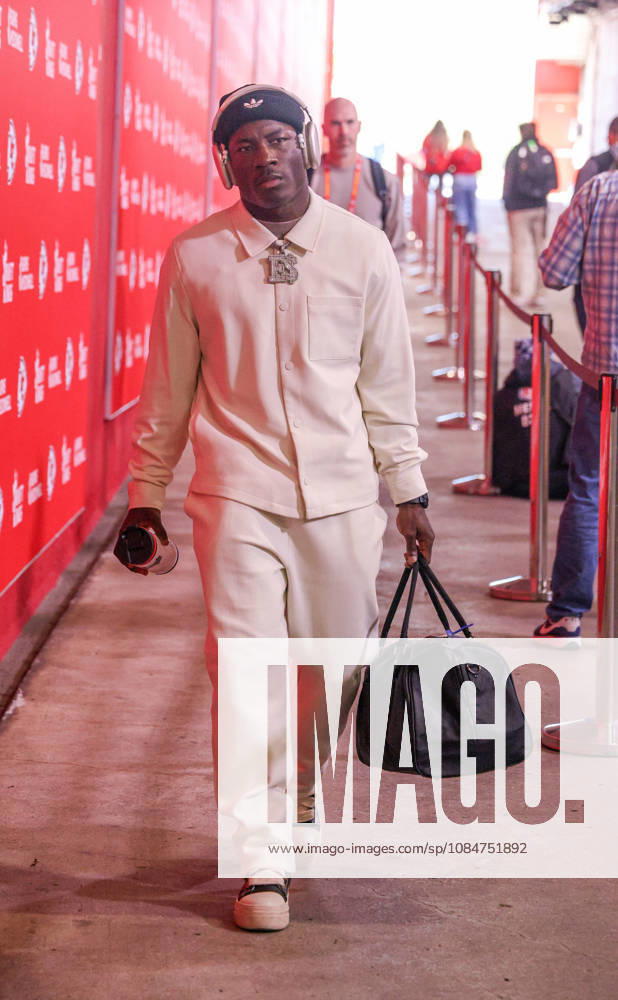 Oct 18, 2026: Kansas City Chiefs running back Emmett Johnson (10) arrives at the stadium in Kansas City, MO, USA; at Arrowhead Stadium. Mandatory Credit: -Cal Media NFL, American Football Herren, USA 2026: Chargers Vs Chiefs OCT 18 - ZUMAc04_ 20261018_zma_c04_073