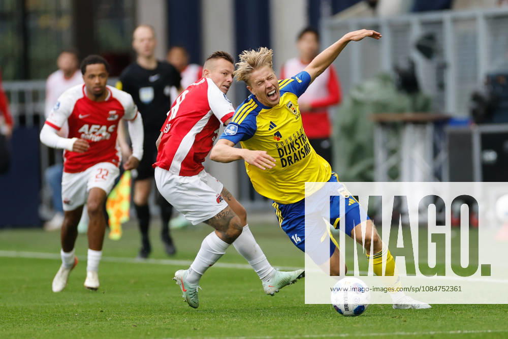 Jordi Clasie of AZ, Billy van Duijl of SC Cambuur during the Eredivisie 2026 27 match between SC Cambuur and AZ Alkmaar at Kooi Stadium on October 18, 2026 in Leeuwarden, Netherlands.