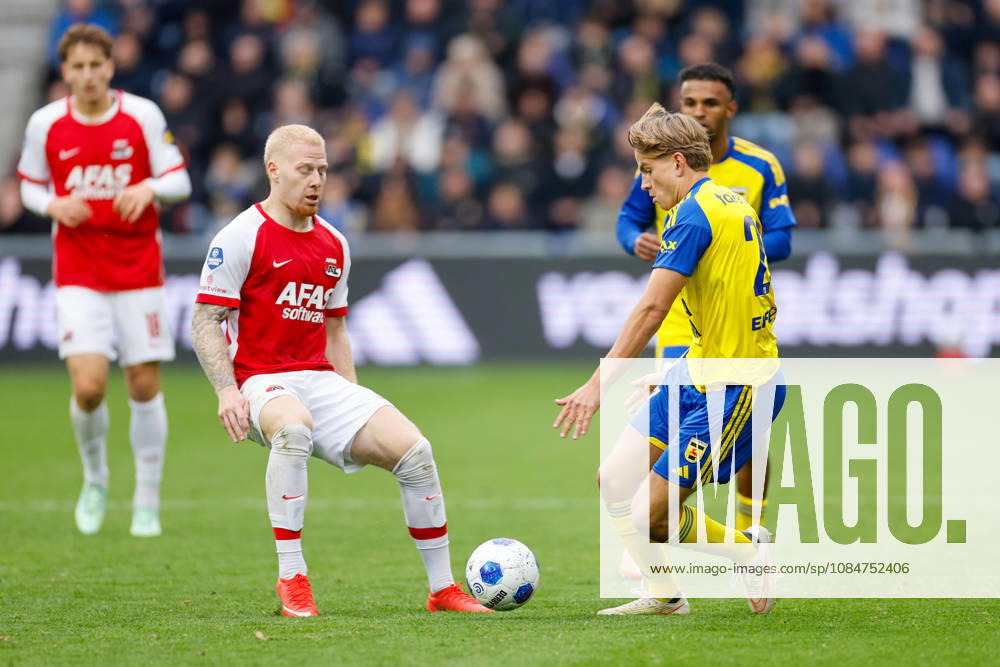Mexx Meerdink of AZ, Wiebe Kooistra of SC Cambuur during the Eredivisie 2026 27 match between SC Cambuur and AZ Alkmaar at Kooi Stadium on October 18, 2026 in Leeuwarden, Netherlands.