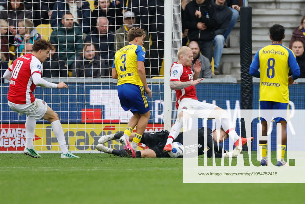 Thijs Jansen of SC Cambuur, Mexx Meerdink of AZ during the Eredivisie 2026 27 match between SC Cambuur and AZ Alkmaar at Kooi Stadium on October 18, 2026 in Leeuwarden, Netherlands.