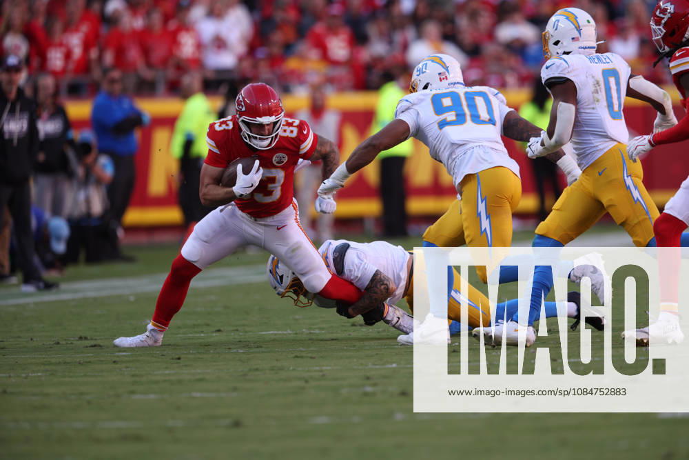 KANSAS CITY, MO - OCTOBER 18: Kansas City Chiefs tight end Noah Gray (83) runs the ball during the first half against the Los Angeles Chargers on October 18th, 2026 at Arrowhead Stadium in Kansas City, Missouri. (Photo by Icon Sportswire) NFL, American Football Herren, USA OCT 18 Chargers at Chiefs Icon2026101801959