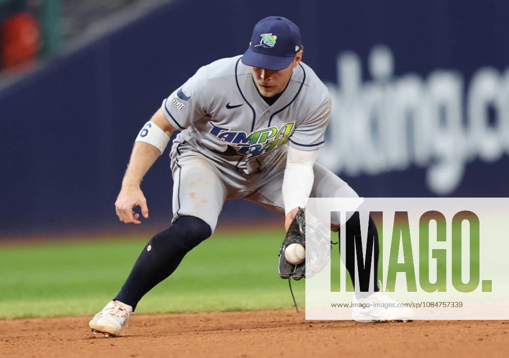 Tampa Bay Rays shortstop Taylor Walls (6) fields a grounder from Cleveland Guardians Brayan Rocchio in the eighth inning during game five of the MLB, Baseball Herren, USA American League Championship Series at Progressive Field in Cleveland, Ohio, on Sunday, October 18, 2026. CLE20261018799 AARONxJOSEFCZYK