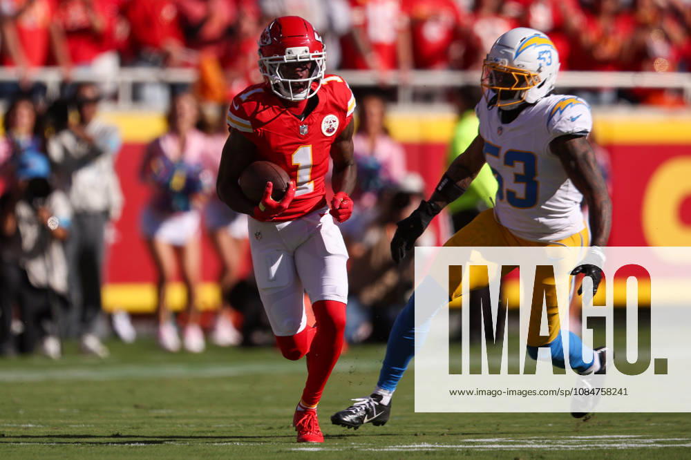 KANSAS CITY, MO - OCTOBER 18: Kansas City Chiefs wide receiver Xavier Worthy (1) runs the ball around Los Angeles Chargers linebacker Del shawn Phillips (53) on October 18th, 2026 at Arrowhead Stadium in Kansas City, Missouri. (Photo by Icon Sportswire) NFL, American Football Herren, USA OCT 18 Chargers at Chiefs Icon20261018007192