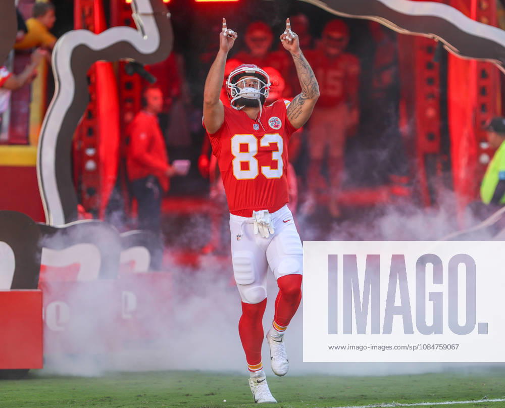 Oct 18, 2026: Kansas City Chiefs tight end Noah Gray (83) gets introduced before the game in Kansas City, MO, USA; at Arrowhead Stadium. Mandatory Credit: -Cal Media NFL, American Football Herren, USA 2026: Chargers Vs Chiefs OCT 18 - ZUMAc04_ 20261018_zma_c04_201