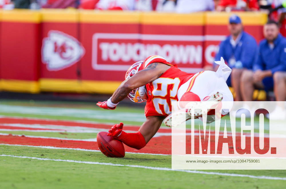 Oct 18, 2026: Kansas City Chiefs safety Xavier Nwankpa (29) tries to down the ball but could not push the ball out of the end zone in Kansas City, MO, USA; at Arrowhead Stadium. Mandatory Credit: -Cal Media NFL, American Football Herren, USA 2026: Chargers Vs Chiefs OCT 18 - ZUMAc04_ 20261018_zma_c04_207