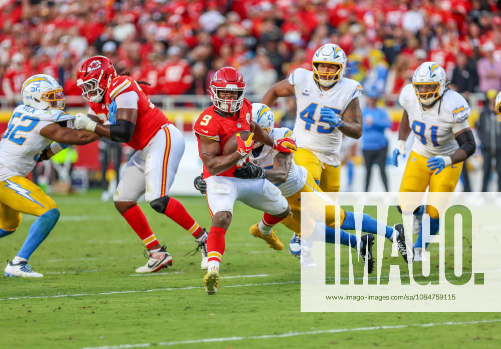 Oct 18, 2026: Kansas City Chiefs running back Kenneth Walker (9) breaks a tackle against the Los Angeles Chargers in Kansas City, MO, USA; at Arrowhead Stadium. Mandatory Credit: -Cal Media NFL, American Football Herren, USA 2026: Chargers Vs Chiefs OCT 18 - ZUMAc04_ 20261018_zma_c04_217