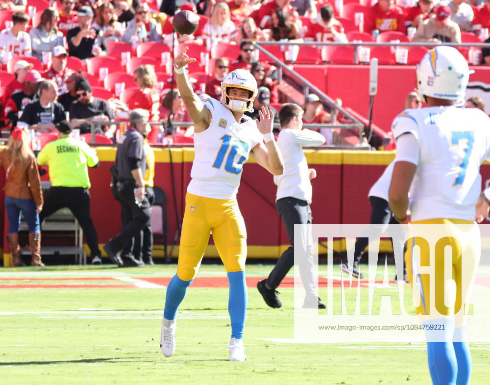 Oct 18, 2026: Los Angeles Chargers quarterback Justin Herbert (10) warms up before the game against the Kansas City Chiefs in Kansas City, MO, USA; at Arrowhead Stadium. Mandatory Credit: -Cal Media NFL, American Football Herren, USA 2026: Chargers Vs Chiefs OCT 18 - ZUMAc04_ 20261018_zma_c04_228