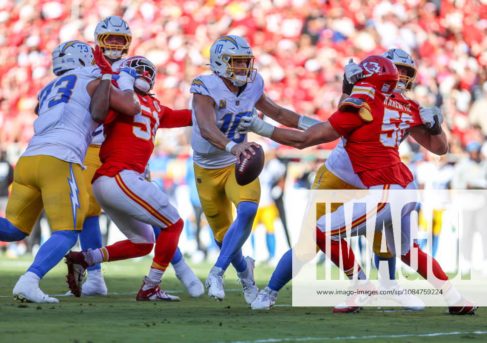 Oct 18, 2026: Los Angeles Chargers quarterback Justin Herbert (10) tries to get away from Kansas City Chiefs defensive end George Karlaftis (56) in Kansas City, MO, USA; at Arrowhead Stadium. Mandatory Credit: -Cal Media NFL, American Football Herren, USA 2026: Chargers Vs Chiefs OCT 18 - ZUMAc04_ 20261018_zma_c04_229