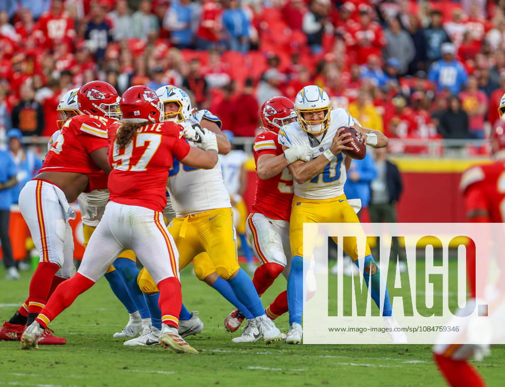 Oct 18, 2026: Los Angeles Chargers quarterback Justin Herbert (10) gets sacked by Kansas City Chiefs defensive end George Karlaftis (56) in Kansas City, MO, USA; at Arrowhead Stadium. Mandatory Credit: -Cal Media NFL, American Football Herren, USA 2026: Chargers Vs Chiefs OCT 18 - ZUMAc04_ 20261018_zma_c04_242