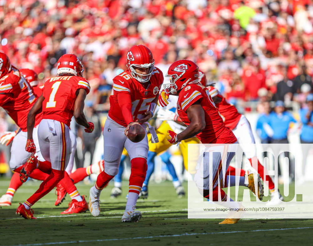 Oct 18, 2026: Kansas City Chiefs quarterback Patrick Mahomes (15) hands the ball off to Kansas City Chiefs running back Kenneth Walker (9) against the Los Angeles Chargers in Kansas City, MO, USA; at Arrowhead Stadium. Mandatory Credit: -Cal Media Kansas City USA - ZUMAc04_ 20261018_zma_c04_221