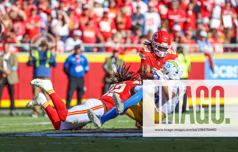 NFL, American Football Herren, USA 2026: Chargers Vs Chiefs OCT 18 Oct 18, 2026: Los Angeles Chargers wide receiver Ladd McConkey (15) caught a pass and was tackled by Kansas City Chiefs linebacker Nick Bolton (32) and Kansas City Chiefs defensive back Nohl Williams (20) in Kansas City, MO, USA; at Arrowhead Stadium. Mandatory Credit: Roman Puno-Cal Media (Credit Image: Â Roman Puno Cal Sport Media) Kansas City Mo USA