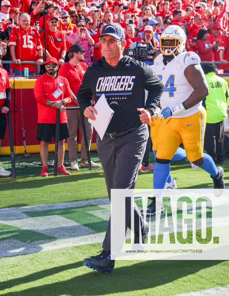 NFL, American Football Herren, USA 2026: Chargers Vs Chiefs OCT 18 Oct 18, 2026: Los Angeles Chargers Jim Harbaugh enters the field against the Kansas City Chiefs in Kansas City, MO, USA; at Arrowhead Stadium. Mandatory Credit: Roman Puno-Cal Media (Credit Image: Â Roman Puno Cal Sport Media) Kansas City Mo USA