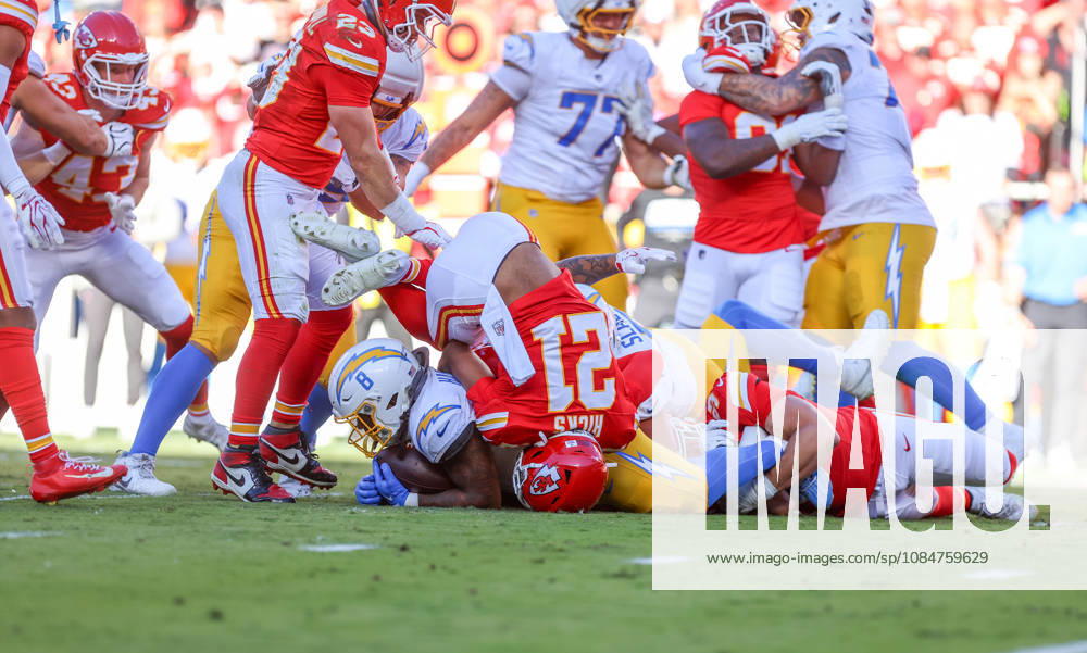 NFL, American Football Herren, USA 2026: Chargers Vs Chiefs OCT 18 Oct 18, 2026: Los Angeles Chargers running back Omarion Hampton (8) gets tackled by Chiefs players in Kansas City, MO, USA; at Arrowhead Stadium. Mandatory Credit: Roman Puno-Cal Media (Credit Image: Â Roman Puno Cal Sport Media) Kansas City Mo USA