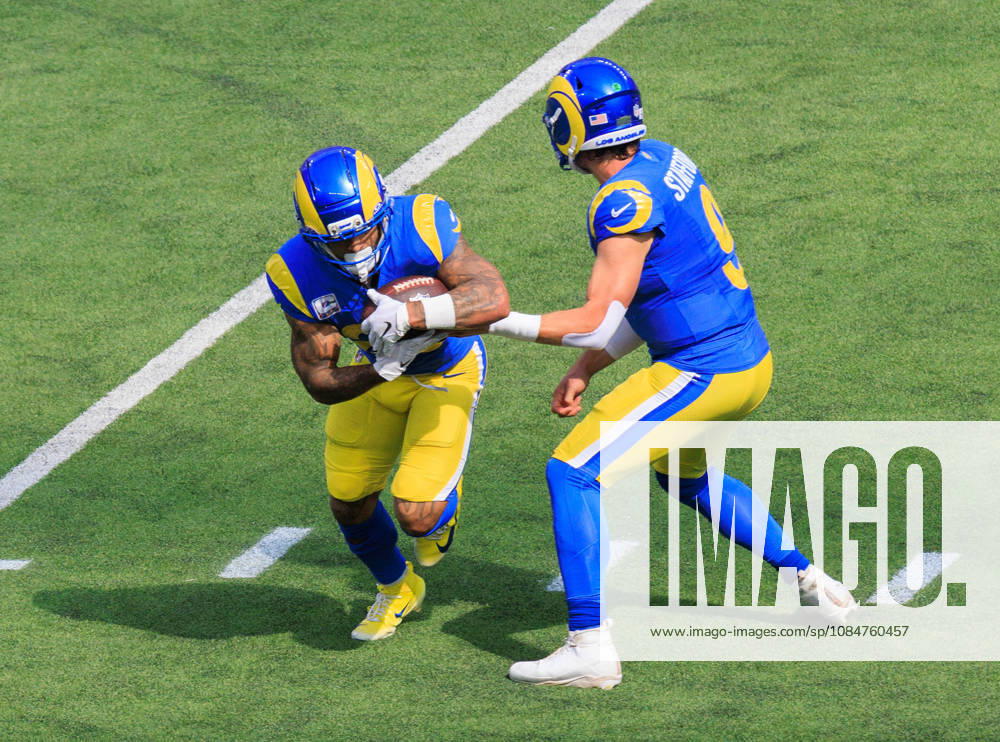 9 Matthew Stafford, QB of the Los Angeles Rams handsoff to 23 Kyren Williams, RB during a regular NFL, American Football Herren, USA game against the Arizona Cardinals on Sunday October 18, 2026 at SoFi Stadium in Inglewood, California. Rams lose to Cardinals, 16-18. JAVIER ROJAS PI Rams Vs. Cardinals - ZUMAp124 20261018_zaa_p124_061