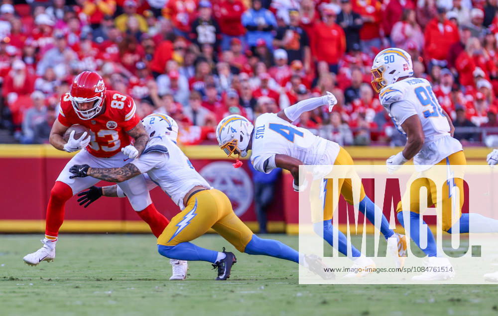 Oct 18, 2026: Kansas City Chiefs tight end Noah Gray (83) tries to break a tackle by Los Angeles Chargers cornerback Elijah Molden (2) in Kansas City, MO, USA; at Arrowhead Stadium. Mandatory Credit: -Cal Media NFL, American Football Herren, USA 2026: Chargers Vs Chiefs OCT 18 - ZUMAc04_ 20261018_zma_c04_393