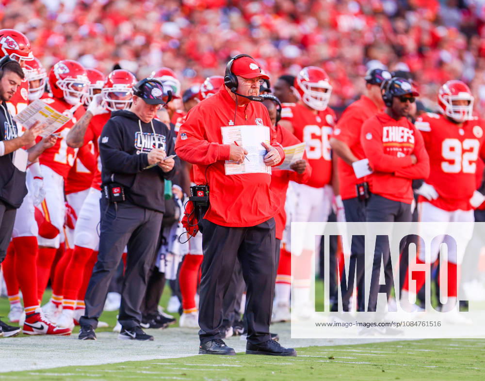 Oct 18, 2026: Kansas City Chiefs head coach Andy Reid looks on against the Los Angeles Chargers in Kansas City, MO, USA; at Arrowhead Stadium. Mandatory Credit: -Cal Media NFL, American Football Herren, USA 2026: Chargers Vs Chiefs OCT 18 - ZUMAc04_ 20261018_zma_c04_394
