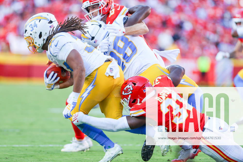 NFL, American Football Herren, USA 2026: Chargers Vs Chiefs OCT 18 Oct 18, 2026: Los Angeles Chargers running back Keaton Mitchell (34) tries to get away from from Kansas City Chiefs linebacker Jeffrey Bassa (31) in Kansas City, MO, USA; at Arrowhead Stadium. Mandatory Credit: Roman Puno-Cal Media (Credit Image: Â Roman Puno Cal Sport Media) Kansas City Mo USA