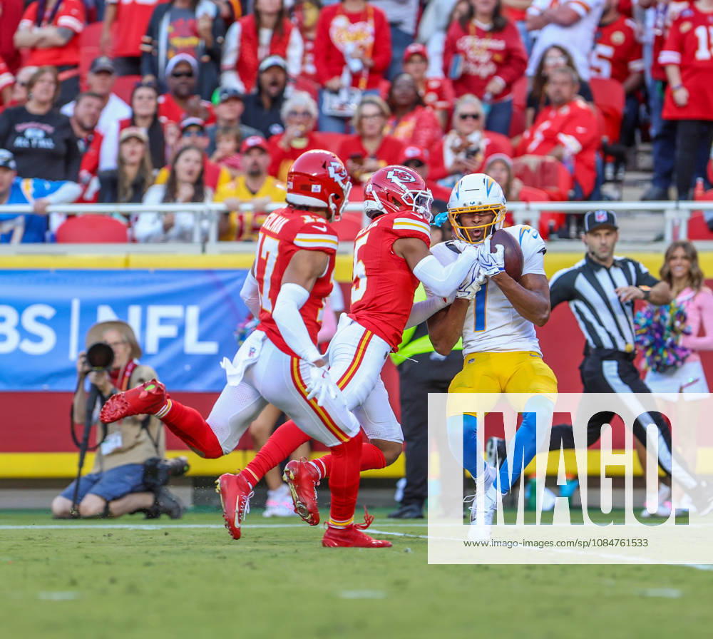 NFL, American Football Herren, USA 2026: Chargers Vs Chiefs OCT 18 Oct 18, 2026: Los Angeles Chargers wide receiver Quentin Johnston (1) catches a deep pass from Los Angeles Chargers quarterback Justin Herbert (10) against Kansas City Chiefs cornerback Mansoor Delane (5) in Kansas City, MO, USA; at Arrowhead Stadium. Mandatory Credit: Roman Puno-Cal Media (Credit Image: Â Roman Puno Cal Sport Media) Kansas City Mo USA