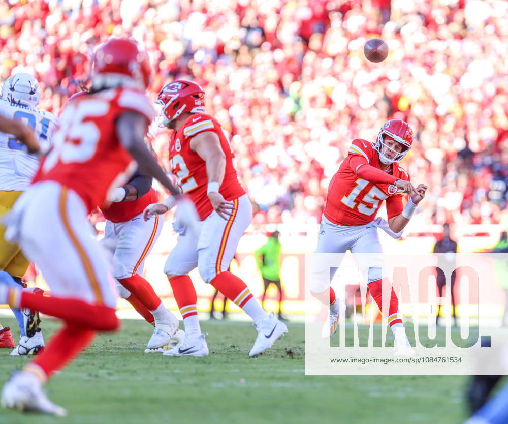 NFL, American Football Herren, USA 2026: Chargers Vs Chiefs OCT 18 Oct 18, 2026: Kansas City Chiefs quarterback Patrick Mahomes (15) throws a pass in the 2nd quarter against the Los Angeles Chargers in Kansas City, MO, USA; at Arrowhead Stadium. Mandatory Credit: Roman Puno-Cal Media (Credit Image: Â Roman Puno Cal Sport Media) Kansas City Mo USA