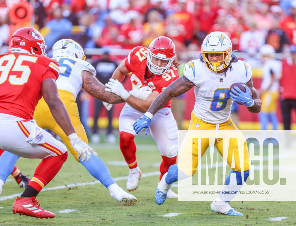 Oct 18, 2026: Los Angeles Chargers running back Omarion Hampton (8) tries to get away from Kansas City Chiefs defensive tackle Chris Jones (95) in Kansas City, MO, USA; at Arrowhead Stadium. Mandatory Credit: -Cal Media NFL, American Football Herren, USA 2026: Chargers Vs Chiefs OCT 18 - ZUMAc04_ 20261018_zma_c04_407