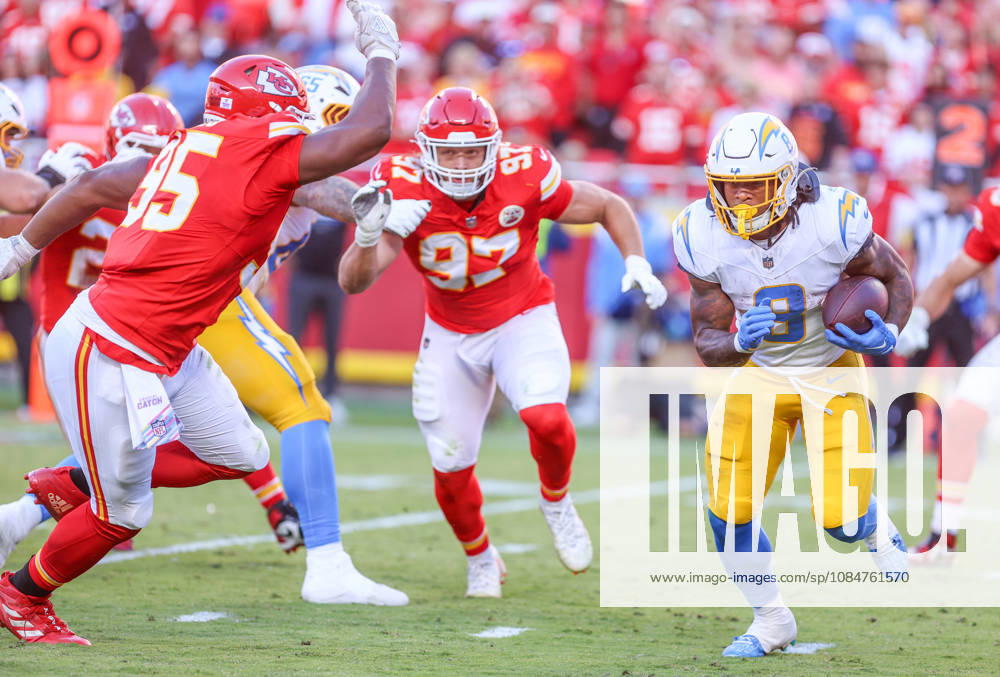NFL, American Football Herren, USA 2026: Chargers Vs Chiefs OCT 18 Oct 18, 2026: Los Angeles Chargers running back Omarion Hampton (8) tries to get away from Kansas City Chiefs defensive tackle Chris Jones (95) in Kansas City, MO, USA; at Arrowhead Stadium. Mandatory Credit: Roman Puno-Cal Media (Credit Image: Â Roman Puno Cal Sport Media) Kansas City Mo USA