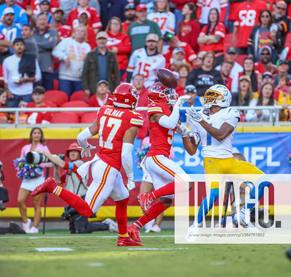 NFL, American Football Herren, USA 2026: Chargers Vs Chiefs OCT 18 Oct 18, 2026: Los Angeles Chargers wide receiver Quentin Johnston (1) catches a deep pass from Los Angeles Chargers quarterback Justin Herbert (10) against Kansas City Chiefs cornerback Mansoor Delane (5) in Kansas City, MO, USA; at Arrowhead Stadium. Mandatory Credit: Roman Puno-Cal Media (Credit Image: Â Roman Puno Cal Sport Media) Kansas City Mo USA