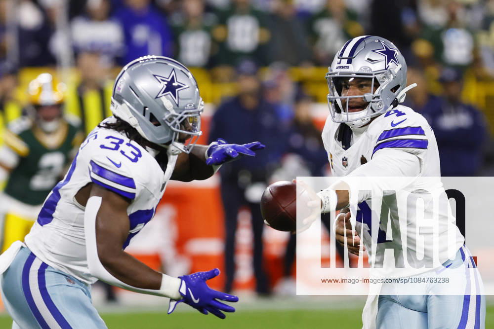 GREEN BAY, WI - OCTOBER 18: Dallas Cowboys quarterback Dak Prescott (4) hands the ball off to Dallas Cowboys running back Javonte Williams (33) during a game between the Green Bay Packers and the Dallas Cowboys on October 18, 2026 at Lambeau Field in Green Bay, WI. (Photo by Larry Radloff Icon Sportswire) NFL, American Football Herren, USA OCT 18 Cowboys at Packers Icon2610180769