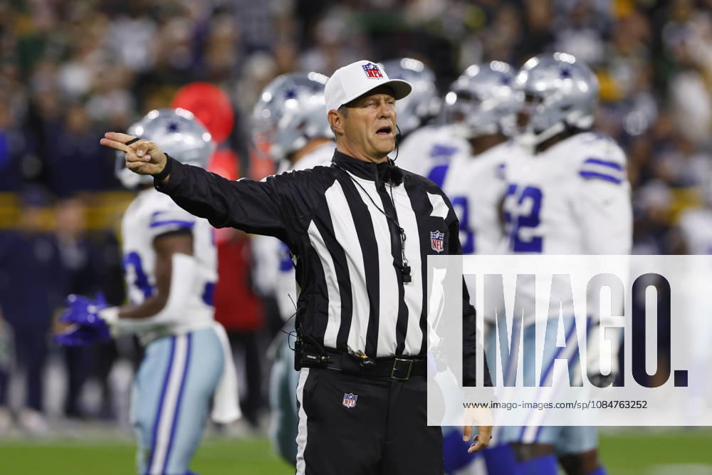 GREEN BAY, WI - OCTOBER 18: referee Craig Wrolstad (4) announces a penalty during a game between the Green Bay Packers and the Dallas Cowboys on October 18, 2026 at Lambeau Field in Green Bay, WI. (Photo by Larry Radloff Icon Sportswire) NFL, American Football Herren, USA OCT 18 Cowboys at Packers Icon2610181863