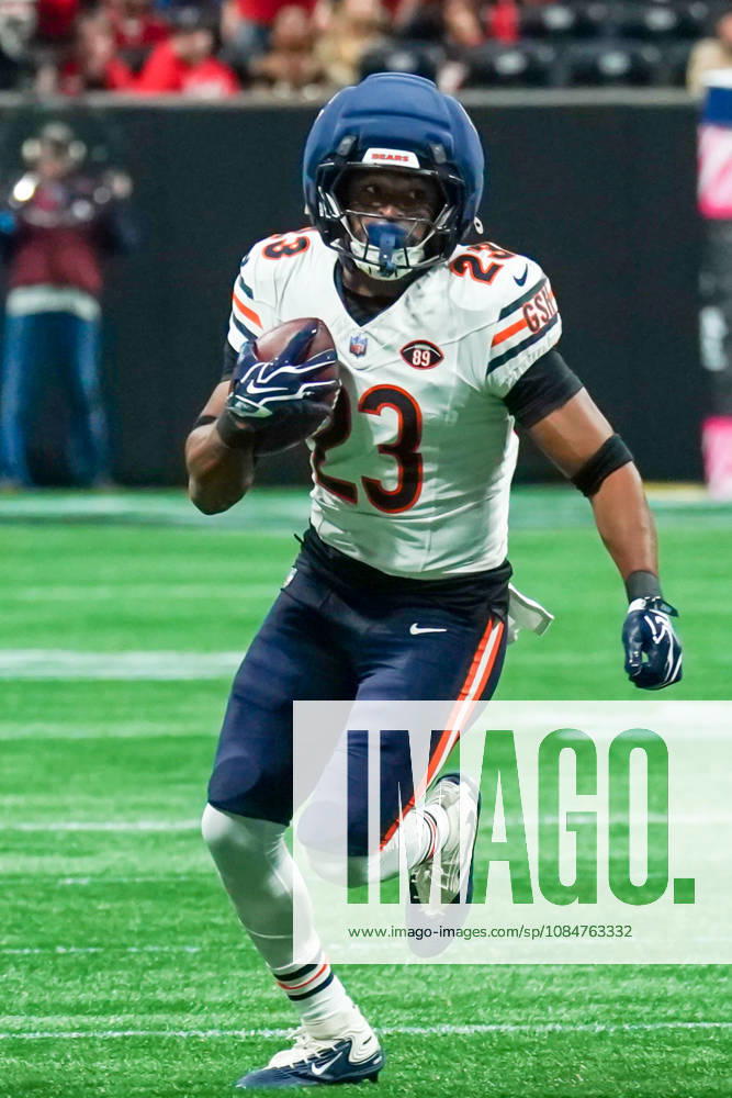 Chicago Bears running back Roschon Johnson (23) runs with the ball during the game against the Atlanta Falcons at Mercedes-Benz Stadium. NFL, American Football Herren, USA Chicago Beras At Atlanta Falcons - ZUMAw109 20261018_fap_w109_007