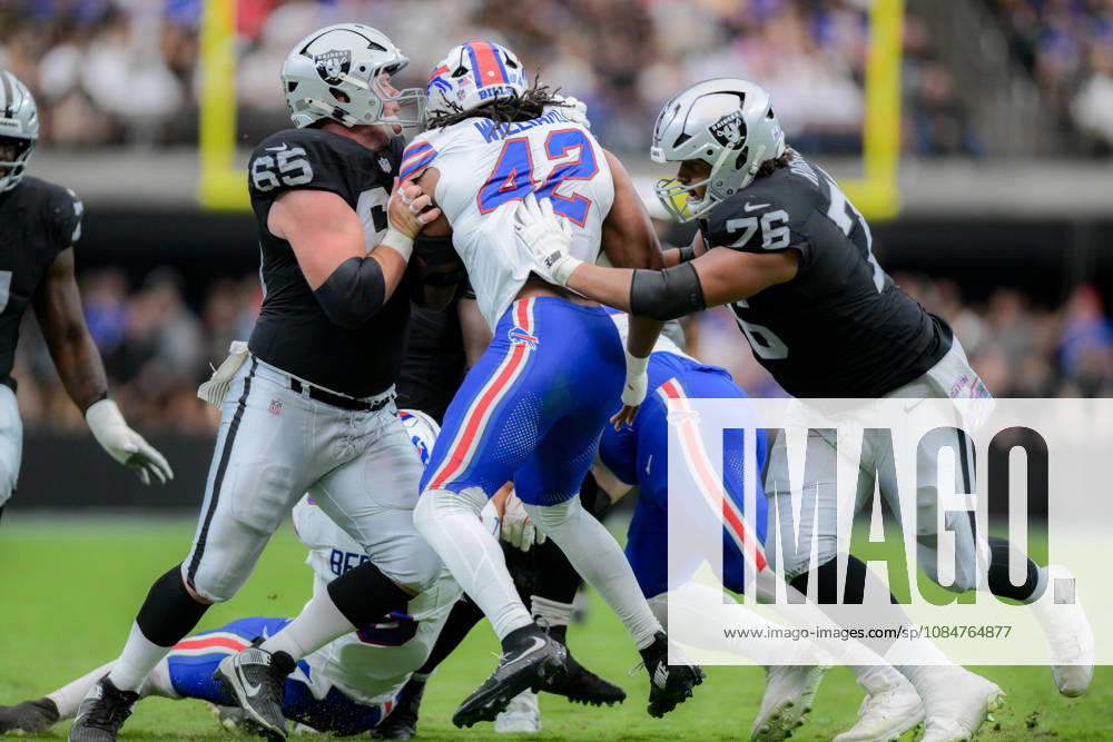 DORIAN WILLIAMS 42 of the Buffalo Bills collide in a physical battle at the line during week 6 NFL, American Football Herren, USA game at the Allegiant stadium in Las Vegas. The Buffalo Bills Defeated The Las Vegas Raiders 33-30 - ZUMAo117 20261018_zsp_o117_028