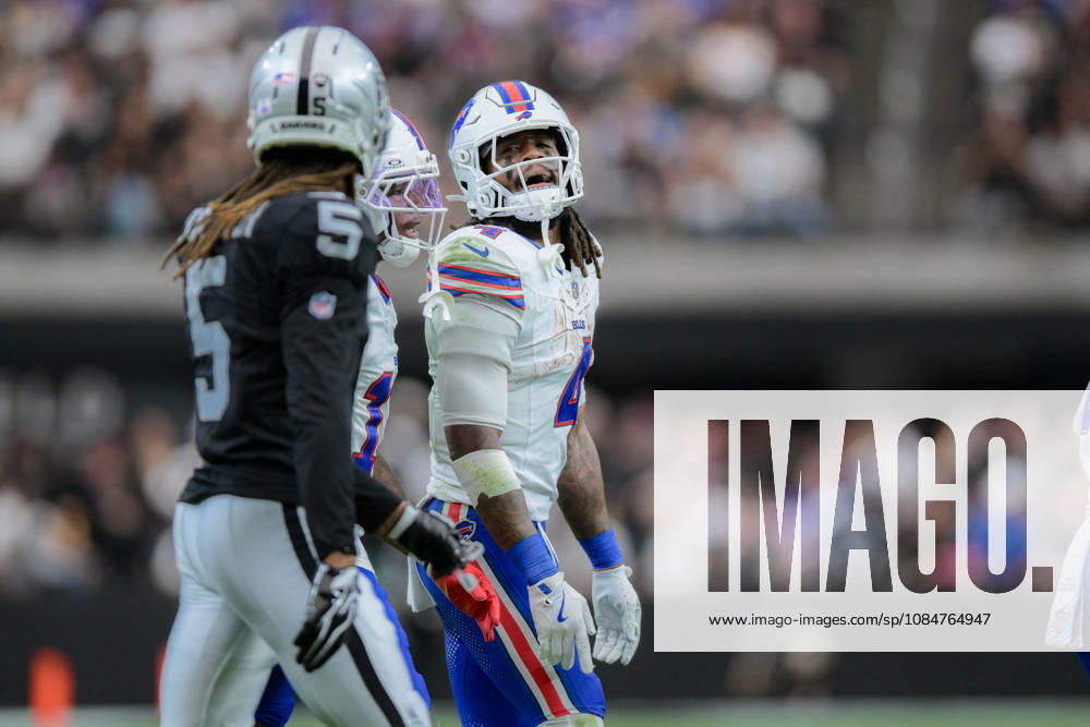 Las Vegas Raiders and Buffalo Bills Collide in a physical battle at the line during week 6 NFL, American Football Herren, USA game at the Allegiant stadium in Las Vegas. The Buffalo Bills Defeated The Las Vegas Raiders 33-30 - ZUMAo117 20261018_zsp_o117_032
