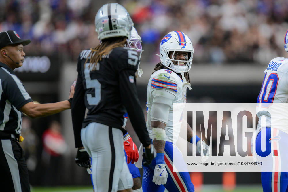Las Vegas Raiders and Buffalo Bills Collide in a physical battle at the line during week 6 NFL, American Football Herren, USA game at the Allegiant stadium in Las Vegas. The Buffalo Bills Defeated The Las Vegas Raiders 33-30 - ZUMAo117 20261018_zsp_o117_033