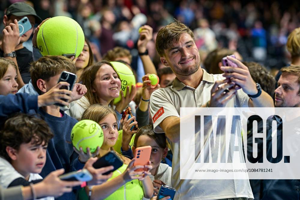 Raphael Collignon of Belgium pictured with some fans after the European Open ATP, Tennis Herren tennis tournament in Brussels, on 19 October. This year s edition of the tournament is taking place from 17 to 25 October DAVIDxPINTENS x190316893x