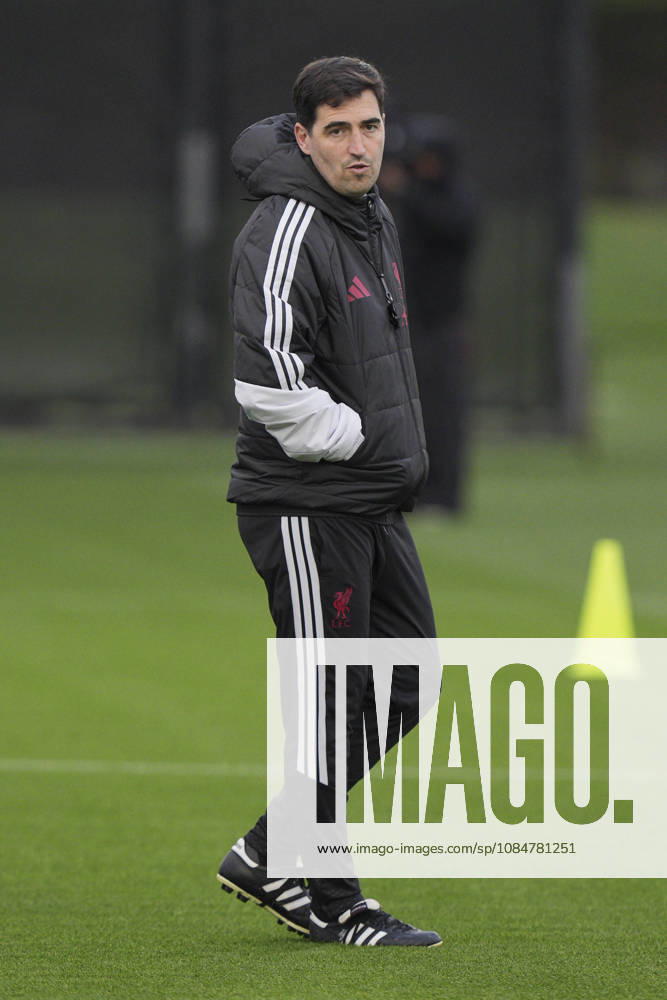 Liverpool Training, Champions League Liverpool FC manager Andoni Iraola watches on as his players train during the Liverpool Training Session ahead of the UEFA Champions League Matchday 3 v Villarreal CF, AXA Training Centre, Liverpool, United Kingdom on 19 October 2026 Credit: Steve Flynn Every Second Media Editorial use only. All images are copyright Every Second Media Limited. No images may be reproduced without prior permission.