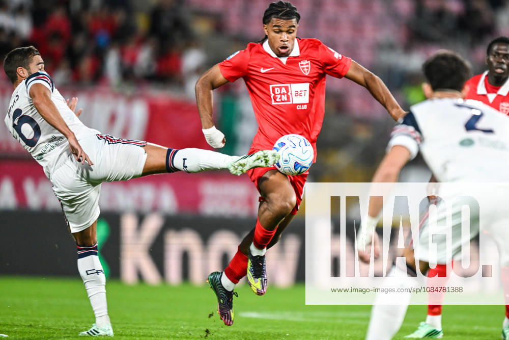 Manga Foe Ondoa of AC Monza fights for the ball with Harry Winks of Cagliari Calcio during the Serie A soccer match between AC Monza and Cagliari Calcio the Brianteo Stadium in Monza, north Italy - October 19, 2026. - Soccer.