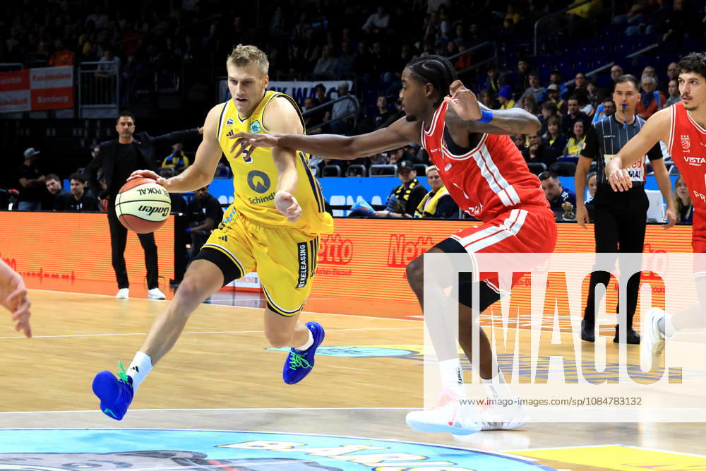 Germany, GER, DEU, Basketball, BBL Cup, Day 1, 2026–2027 Season, Berlin, ALBA Berlin vs. Bamberg, Sam Griesel (ALBA Berlin 5), Hason Ward (Bamberg 20), nordphoto GmbH, Engler Berlin, Uber Arena, Berlin, Germany