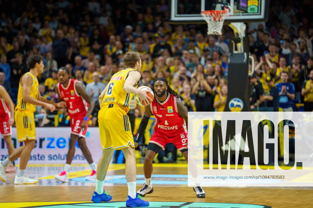 Pictured: Malte Delow (ALBA BERLIN), 6; Jordan Jones (BMA365 Bamberg Baskets), 4 19 10 2026; Alba Berlin vs. BMA365 Bamberg Baskets, BBL Cup Round of 16, Basketball, 2026–27 Season, Uber Arena
