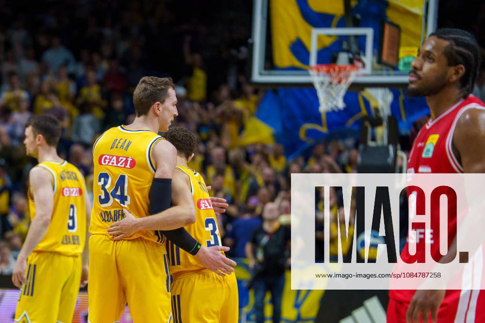 In the photo: After the game, Alba Berlin wins, celebrations, Freuder, October 19, 2026, Alba Berlin vs. BMA365 Bamberg Baskets, BBL Cup Round of 16, basketball, 2026–27 season, Uber Arena