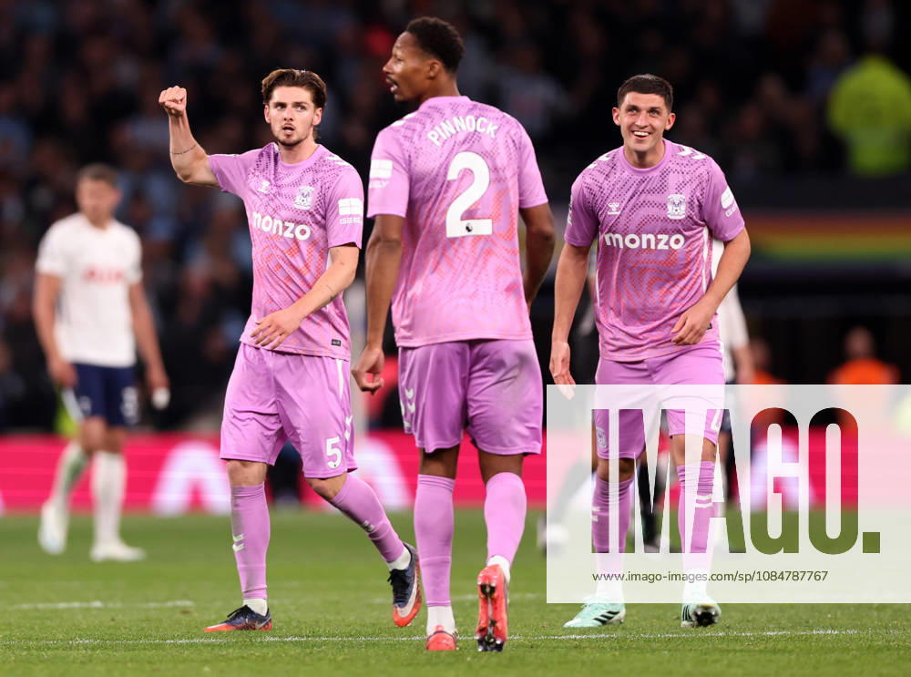 London, England, 19th October 2026. Jack Rudoni of Coventry City (l) celebrates scoring the equalising goal during the Tottenham Hotspur vs Coventry City Premier League match at the Tottenham Hotspur Stadium, London. Picture credit should read: David Klein Sportimage . SPI_044_DK_Spurs_Cov SPI-5085-0046