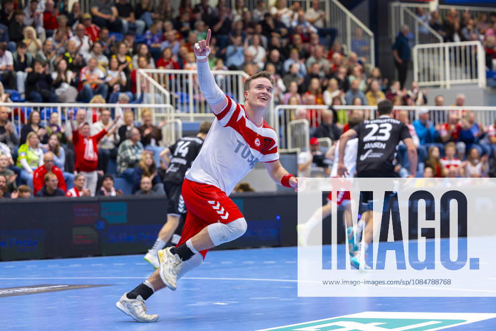 Matchday 8 of the 2nd Handball Bundesliga, TuSEM Essen vs. TV Emsdetten, Max Neuhaus, TuSEM Essen celebrates, Essen, Am Hallo, NRW, Germany, xRHR, PHOTO DEx
