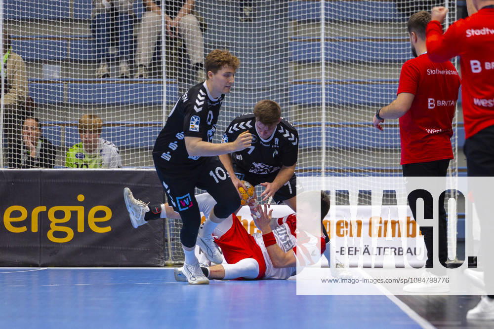 Matchday 8 of the 2nd Handball Bundesliga, TuSEM Essen vs. TV Emsdetten; Florian Träger (TV Emsdetten), Max Neuhaus (TuSEM Essen), Florian Träger (TV Emsdetten); Essen Am Hallo, NRW, Germany; xRHR PHOTO DEx