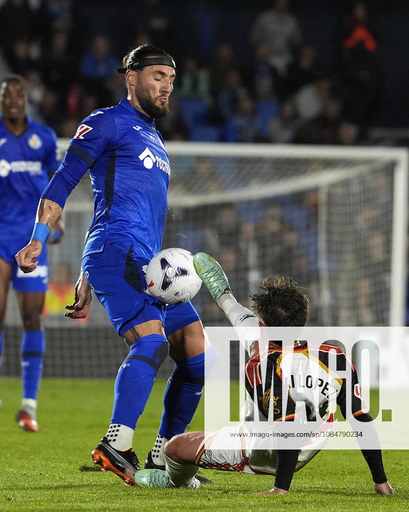 Getafe CF s Nemanja Gudelj (l) and Rayo Vallecano s Unai Lopez during La Liga match. October19, 2026. (20261019169)