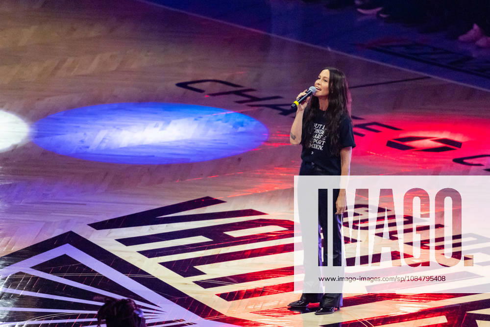 SAN FRANCISCO, CA - OCTOBER 19: Singer Alanis Morissette sings the national anthem before Game Two of the WNBA, Basketball Damen, USA Finals between the Atlanta Dream and the Golden State Valkyries on October 19, 2026 at Chase Center in San Francisco, CA. (Photo by Matthew Huang Icon Sportswire) WNBA: OCT 19 Finals Atlanta Dream at Golden State Valkyries Icon261019001