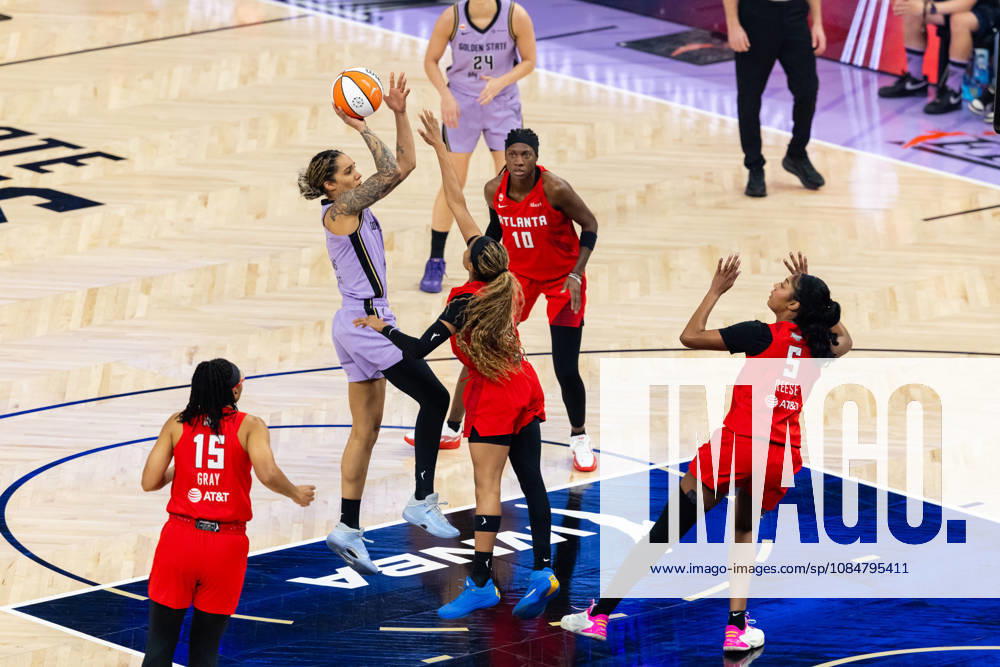 SAN FRANCISCO, CA - OCTOBER 19: Gabby Williams 1 of the Golden State Valkyries scores against Jordin Canada 3 of the Atlanta Dream during Game Two of the WNBA, Basketball Damen, USA Finals on October 19, 2026 at Chase Center in San Francisco, CA. (Photo by Matthew Huang Icon Sportswire) WNBA: OCT 19 Finals Atlanta Dream at Golden State Valkyries Icon261019003