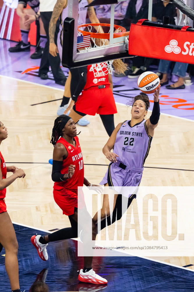 SAN FRANCISCO, CA - OCTOBER 19: Veronica Burton 22 of the Golden State Valkyries scores and gets fouled by Rhyne Howard 10 of the Atlanta Dream during Game Two of the WNBA, Basketball Damen, USA Finals on October 19, 2026 at Chase Center in San Francisco, CA. (Photo by Matthew Huang Icon Sportswire) WNBA: OCT 19 Finals Atlanta Dream at Golden State Valkyries Icon261019004